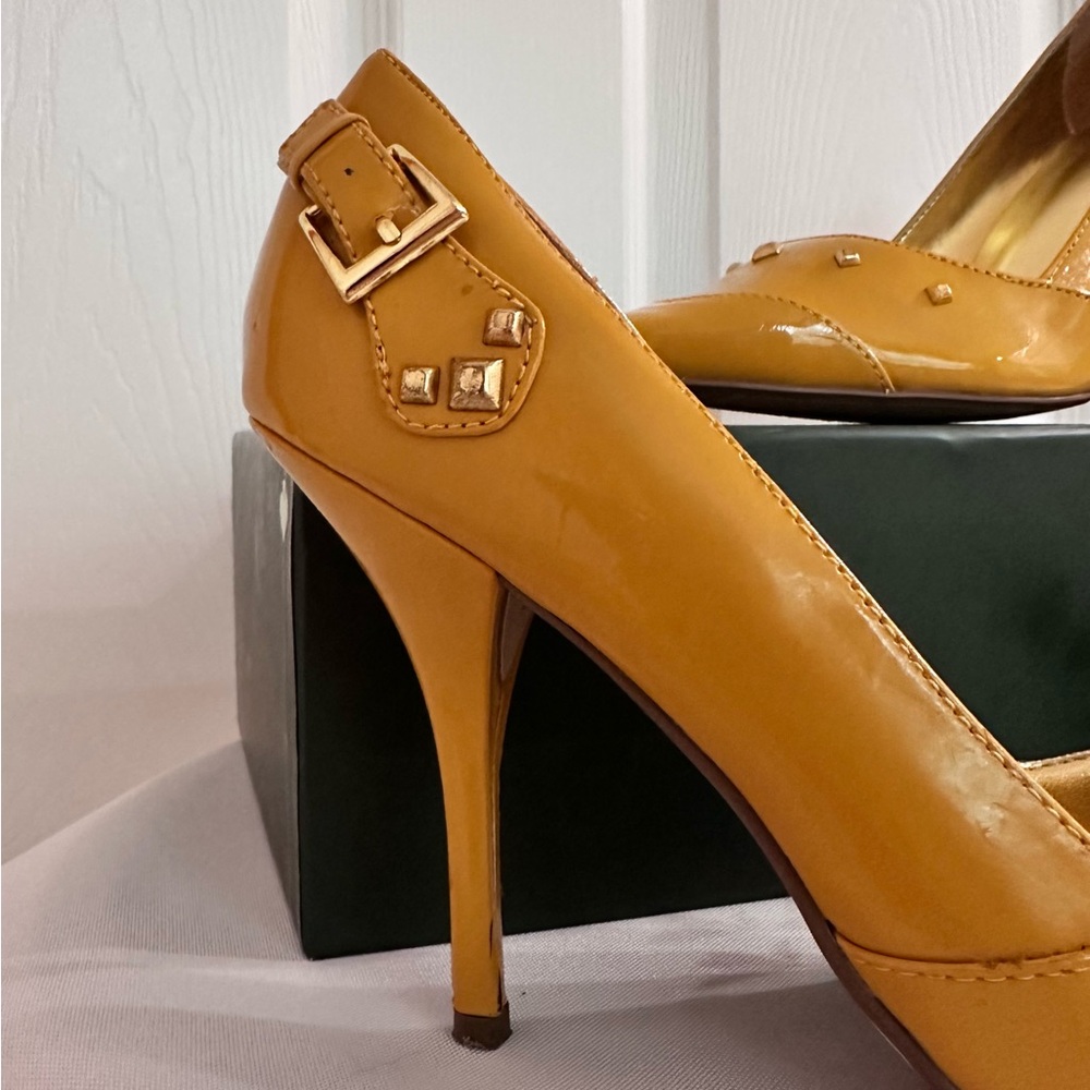 DELICIOUS ~ Patent Yellow Cruelty-Free 5” Stiletto Heels w/Gold Accents size 8.5 - Picture 4 of 10